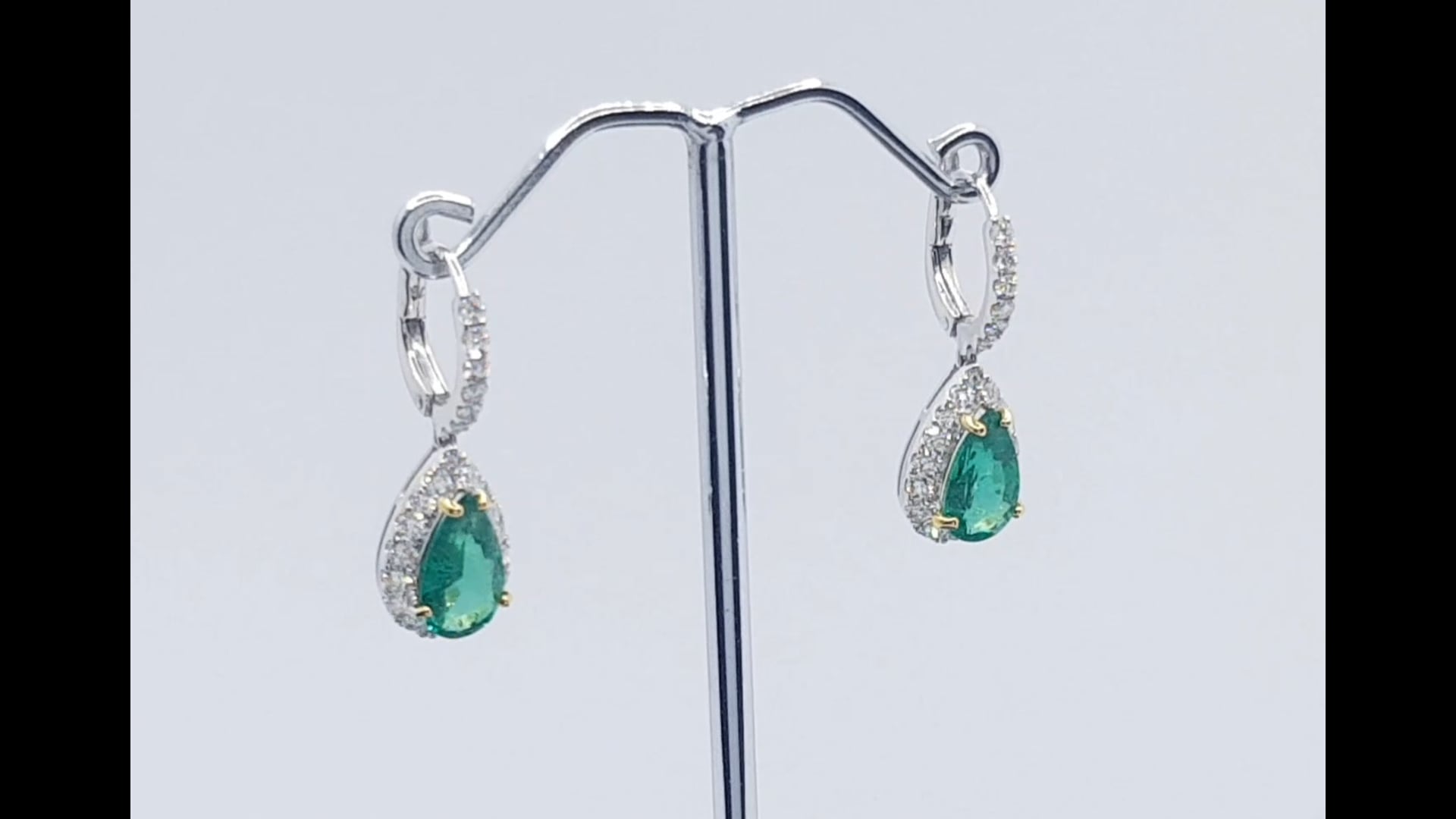 Boucles D'oreilles Clous Or Blanc 18 Carats - Émeraude Taille Poire + Halo Diamants - Forme Larme - Neuf Sans Boîte