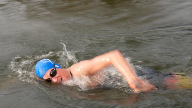 Extrem-Eisschwimmerin mit Behinderung