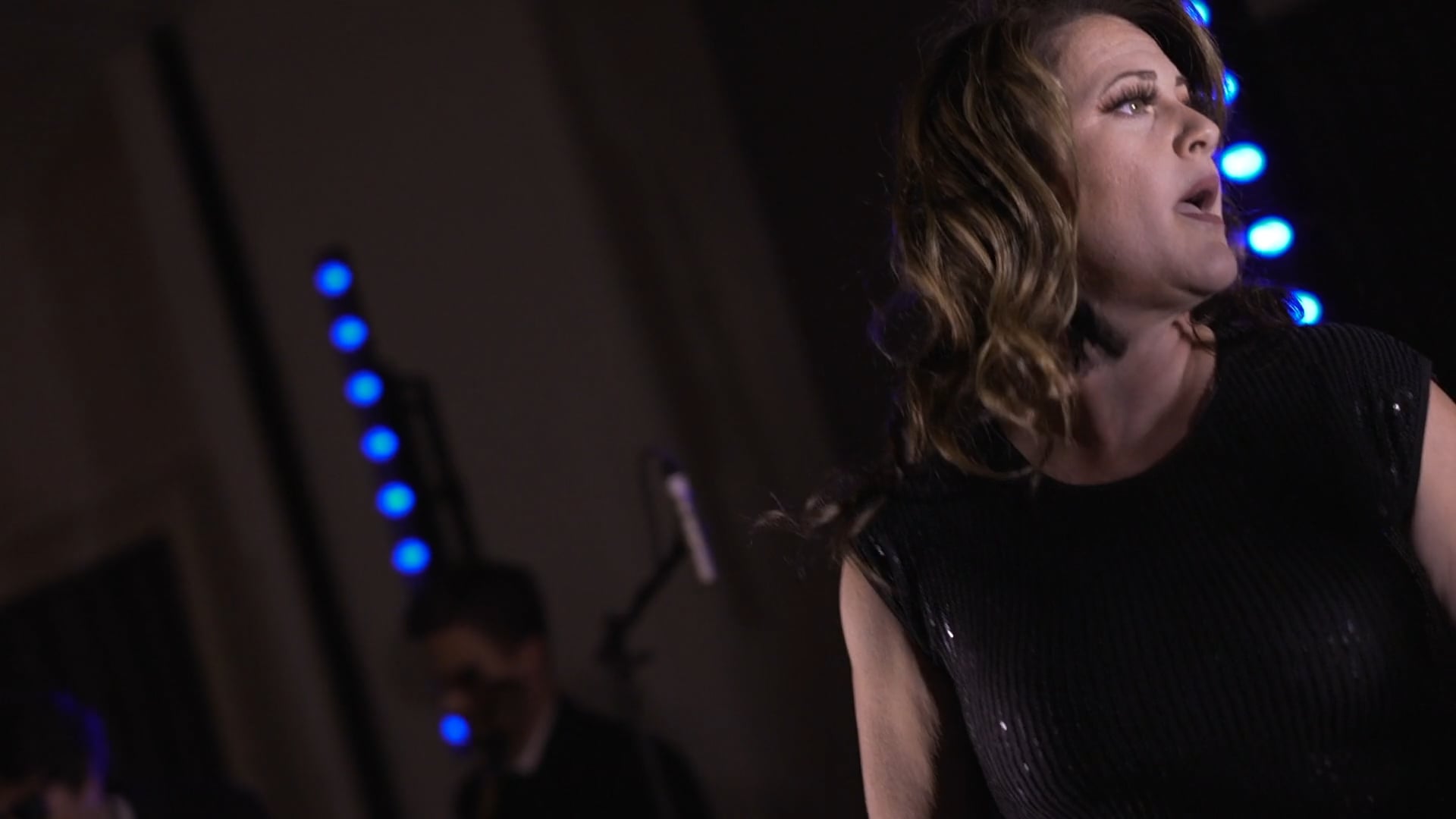 Tiffany sings "Locked Out Of Heaven"