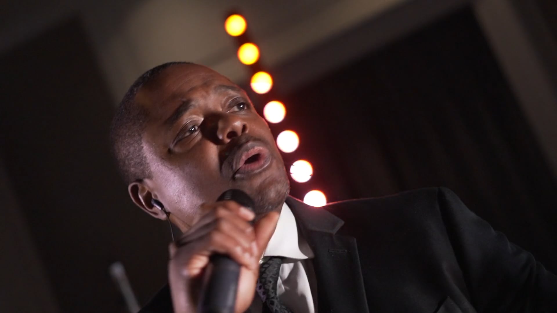 Kraig sings "24K Magic"