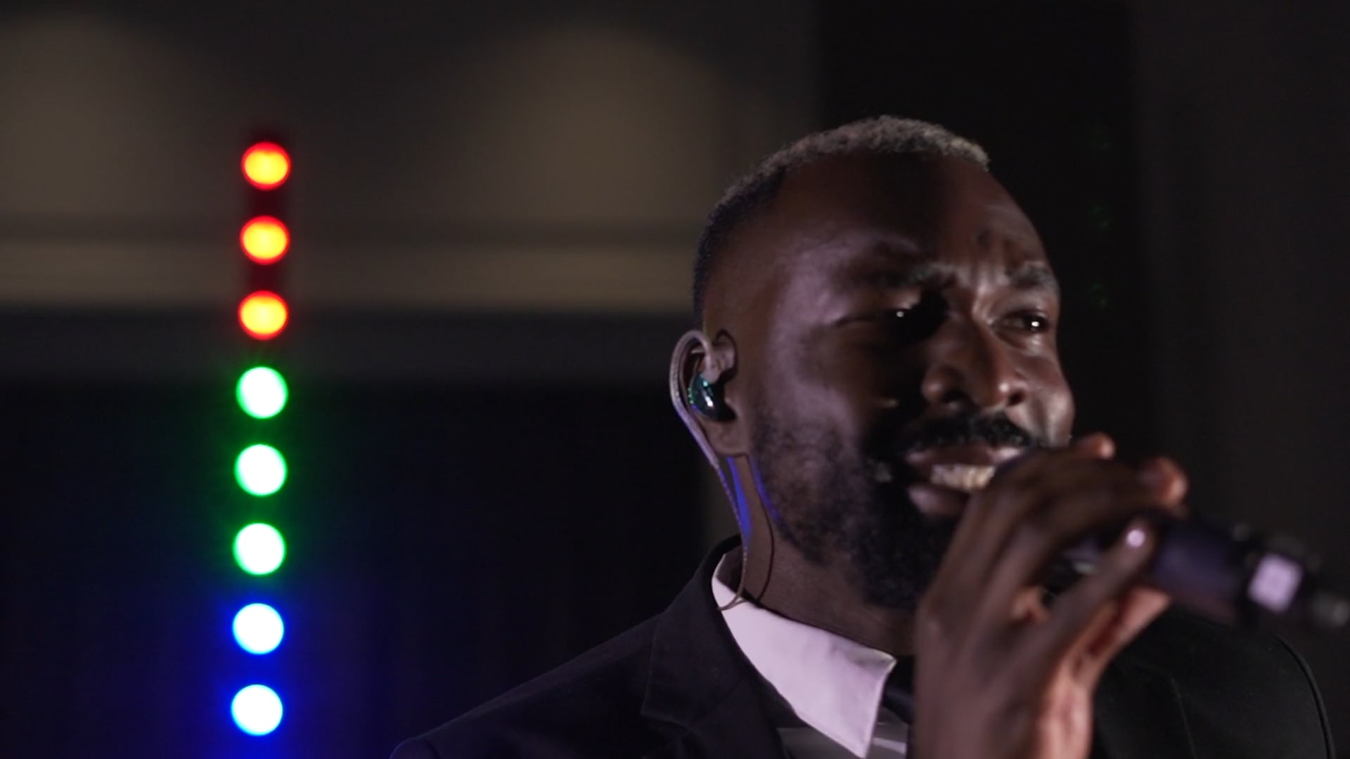 Myke sings "Kiss"