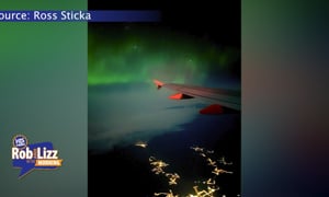 Pilot Turns Plane Aorund to Show Passengers Northern Lights