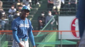 【8回裏】内野手5人シフト!! ファイターズの外野手・万波中正 セカンドの位置でライナーを捕球!! 2023年3月10日 阪神タイガース 対 北海道日本ハムファイターズ
