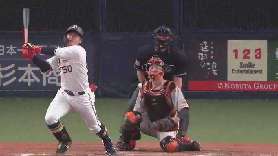 【7回裏】オリックス・小田裕也 2アウト満塁の場面でライトへのタイムリーヒットを放ち、勝ち越し!!  2023年3月11日 オリックス・バファローズ 対 読売ジャイアンツ