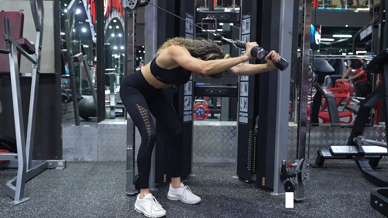 Extensión de tríceps tras nuca en polea on Vimeo