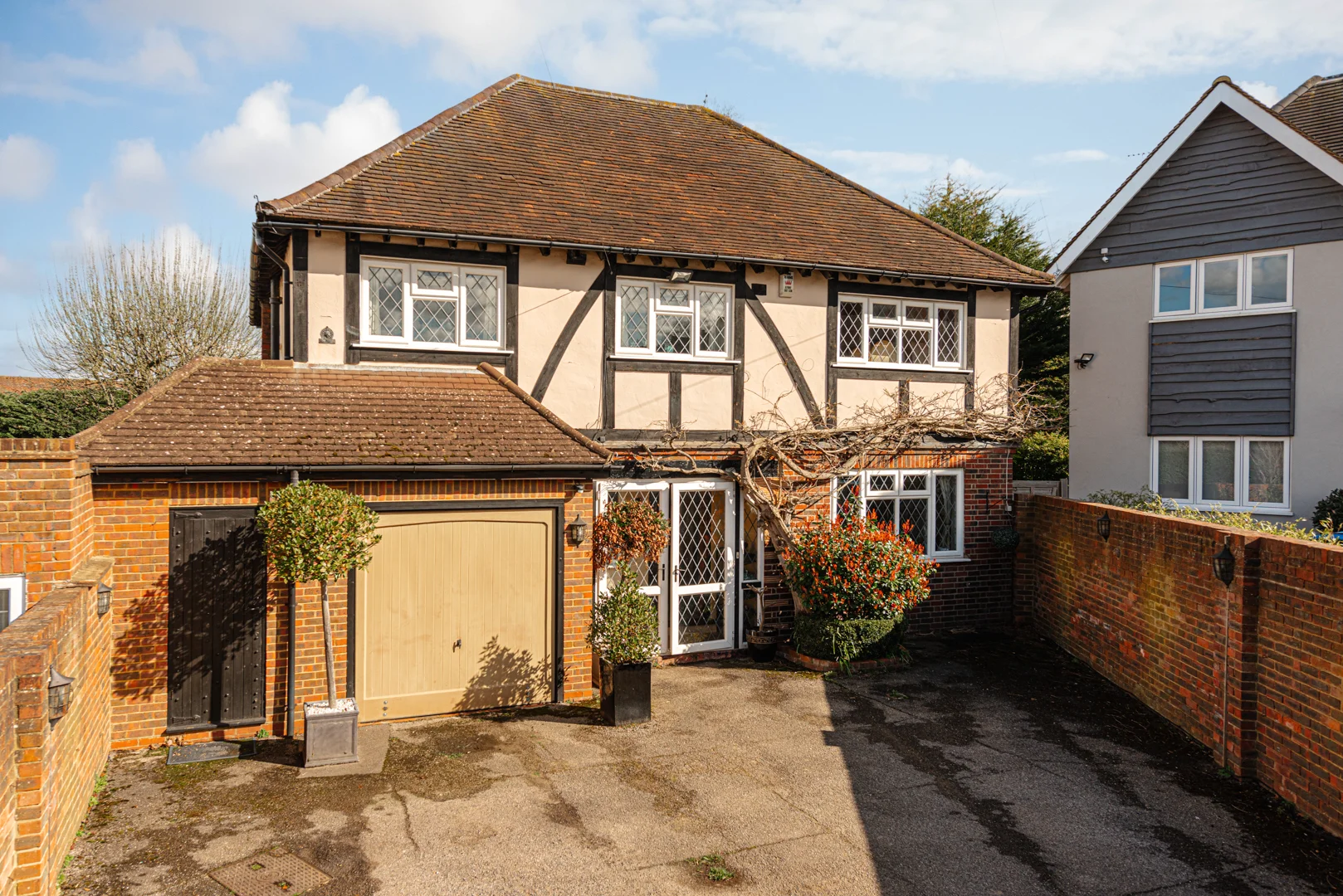 Hillcrest Gardens, Hinchley Wood Newton Huxley on Vimeo