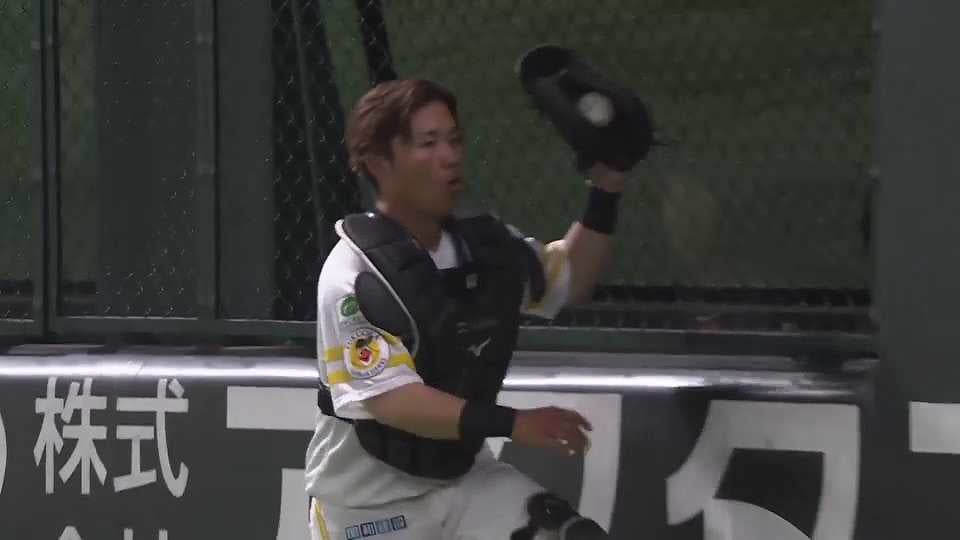 【6回表】ファールフライを見事にキャッチ!! 本日一軍合流のホークス・海野隆司が守備で魅せる!!  2023年3月16日 福岡ソフトバンクホークス 対 読売ジャイアンツ