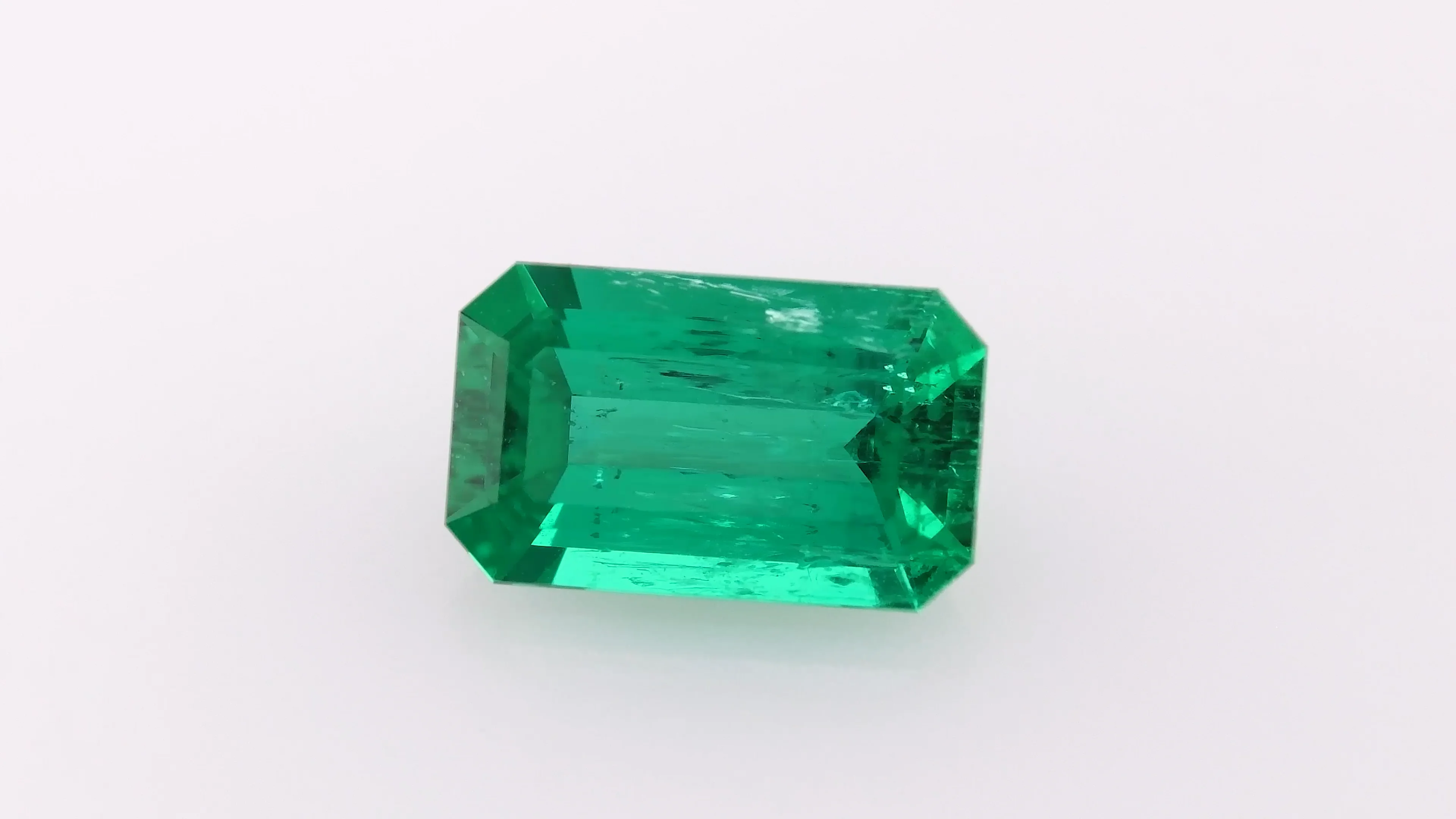 Parisite. 1.93 cts. Muzo, Colombia. Ultra rare, Comes with certificate deals of authenticity