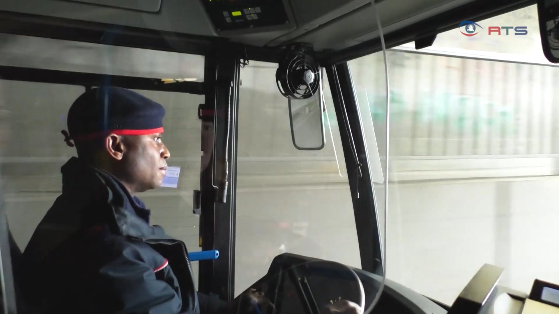 lernfilmstudio-ein-portrait-ueber-den-afrikanischen-busfahrer-sally-goldenboy