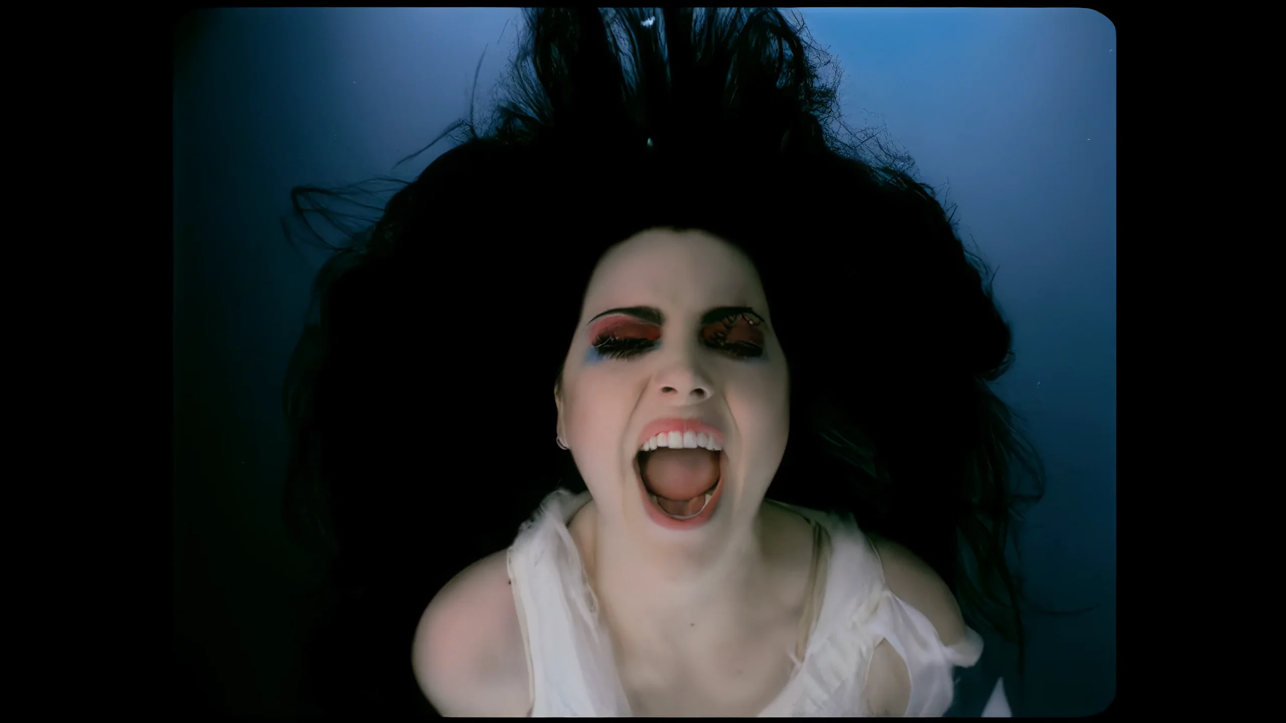 Эванесенс клипы. Evanescence 2004. Evanescence amy lee поет. Go under evanescence. Эванесенс гоинг андер клип.