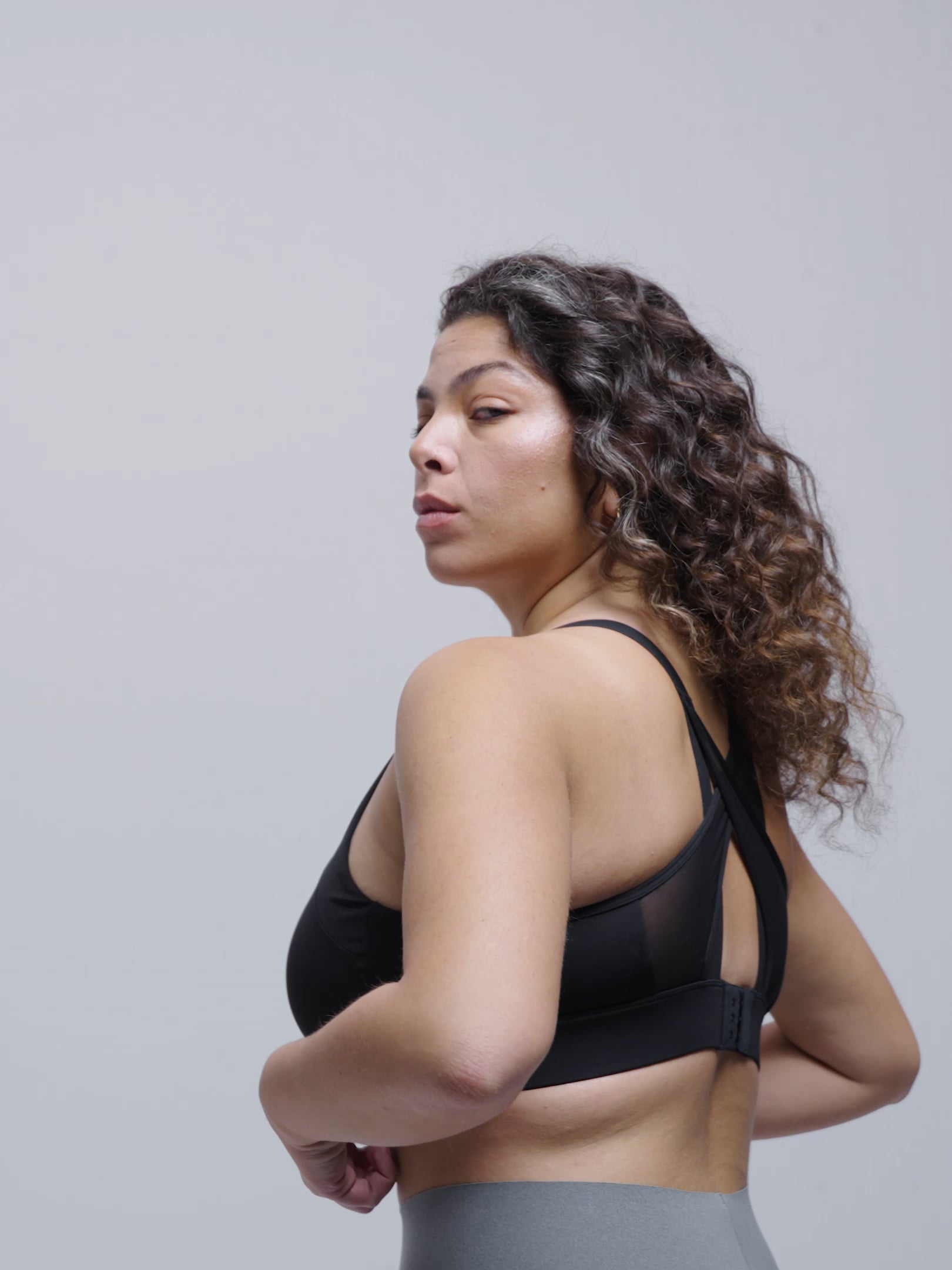 חזיית ספורט גב X בתמיכה בינונית