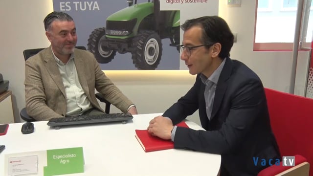 Roberto Blasco, responsable de Negocio Agro en Galicia, y Juan Ramil, especialista Agro en Vilalba y propietario de una ganadería de vacas ecológicas