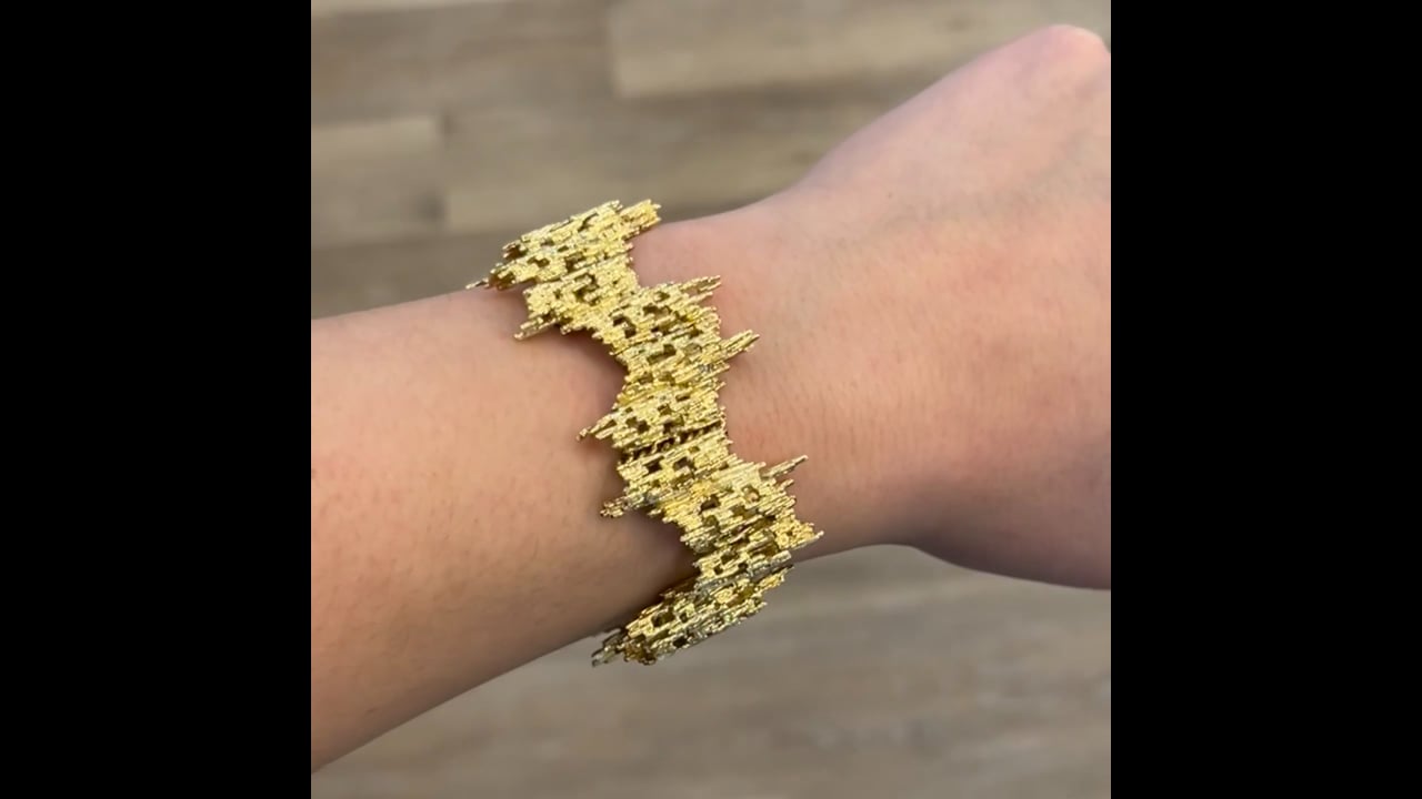 Brutalist Bark Textured Bracelet in 18k Yellow Gold – Filigree