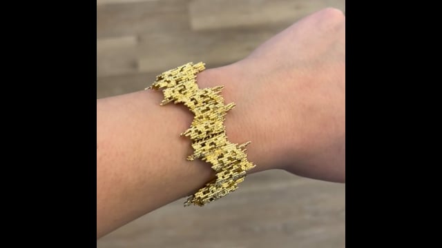 Brutalist Bark Textured Bracelet in 18k Yellow Gold – Filigree