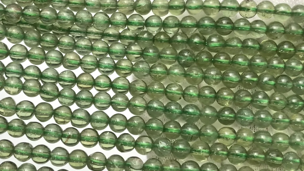 グリーンアパタイト ラウンド4.5mm 1連（約37cm）｜天然石ビーズの卸