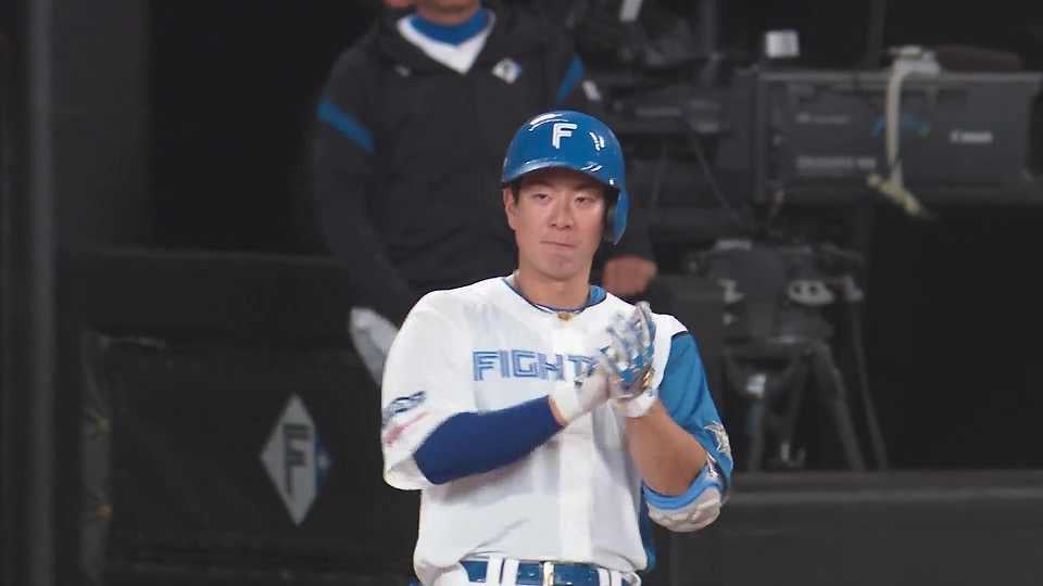 【1回裏】ファイターズ・松本剛 センターへのタイムリーヒットを放ち、先制に成功!!  2023年3月26日 北海道日本ハムファイターズ 対 東京ヤクルトスワローズ
