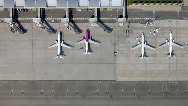 Tổ chức ngành hàng không Tổ chức ngành hàng không này sẽ giúp bạn hiểu rõ hơn về quá trình hoạt động của sân bay và hành trình của bạn trong một chuyến bay. Với những thông tin đầy đủ, chính xác và bổ ích, tổ chức sẽ giúp bạn trở thành một hành khách thông thái và tự tin hơn khi di chuyển trên không!