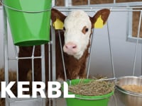 Dank des schwenkbaren Bodens l&amp;auml;sst sich die K&amp;auml;lberbox Premium schnell entmisten und komfortabel reinigen. Durch Absenken des Frontladers verriegelt der&amp;hellip;