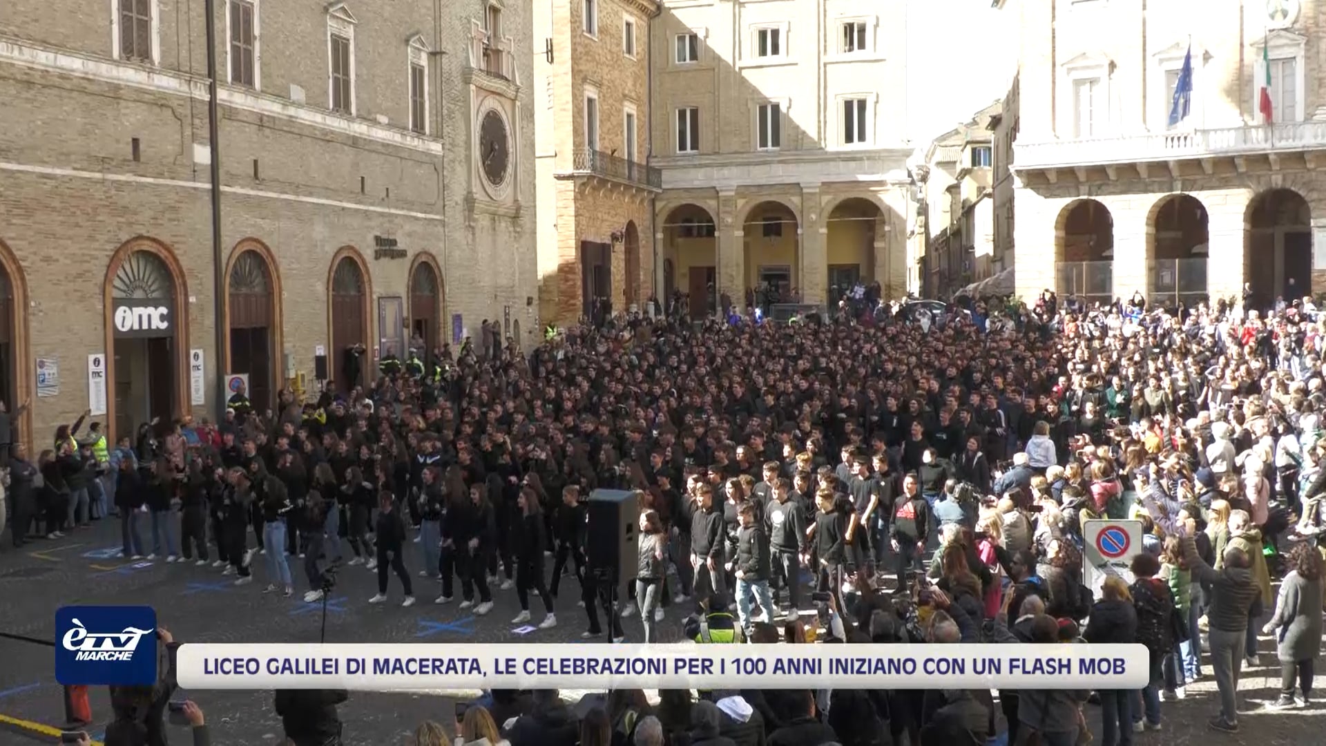 Liceo Galilei di Macerata, le celebrazioni per i 100 anni iniziano con un Flash Mob - VIDEO