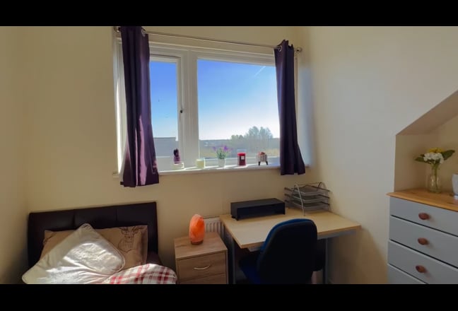 Furnished single room near city centre, w/ parking Main Photo