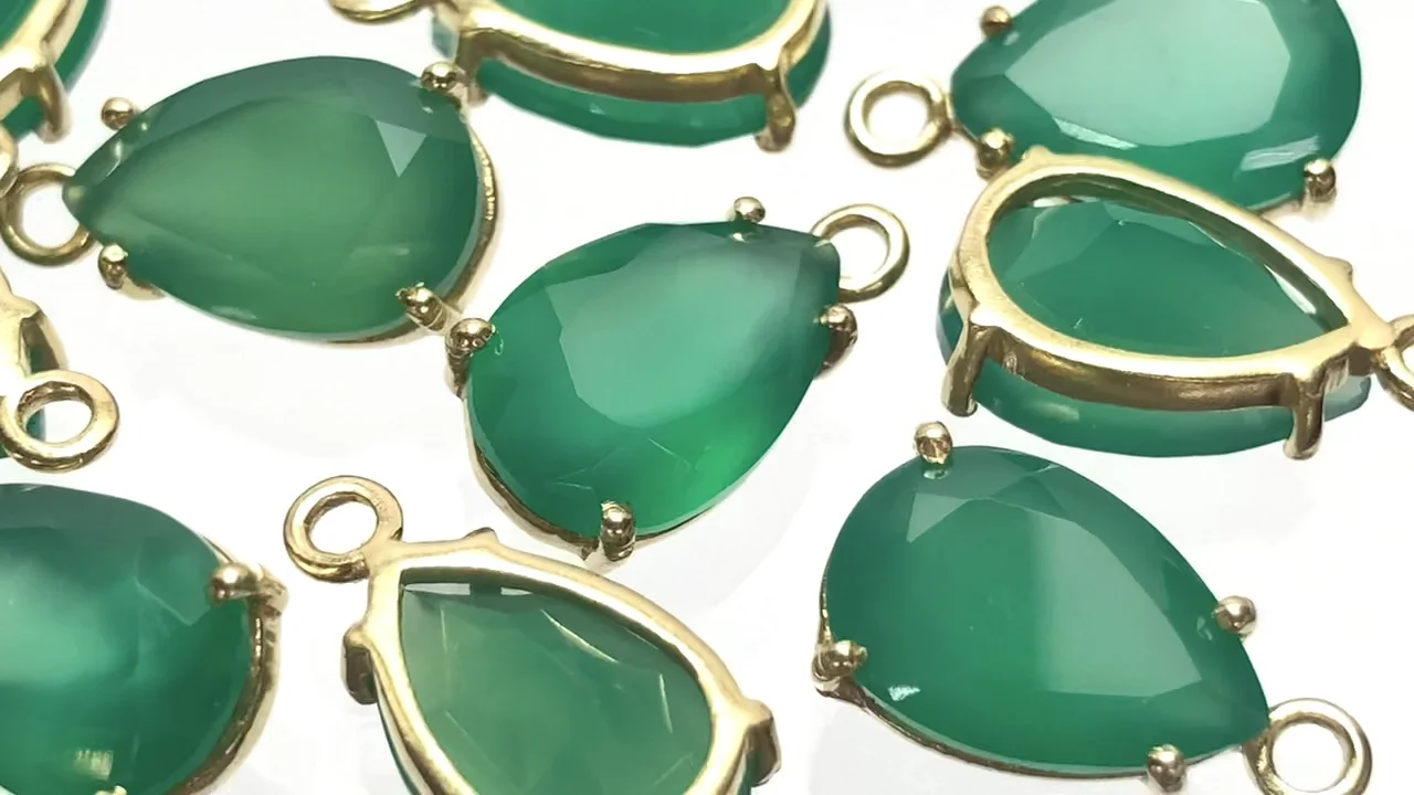 動画】宝石質グリーンオニキスAAA 枠留めペアシェイプファセットカット