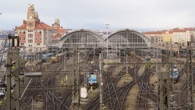 orologio appeso nella stazione ferroviaria di praga masaryk 2370461 Stock  Photo su Vecteezy