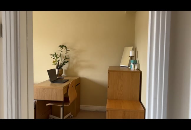 Lovely room.Zone 1.Flexible.No bills/No deposit.  Main Photo