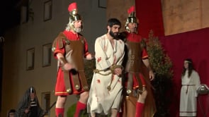 El Via Crucis omple de gent els carrers de l'Escala per Divendres Sant