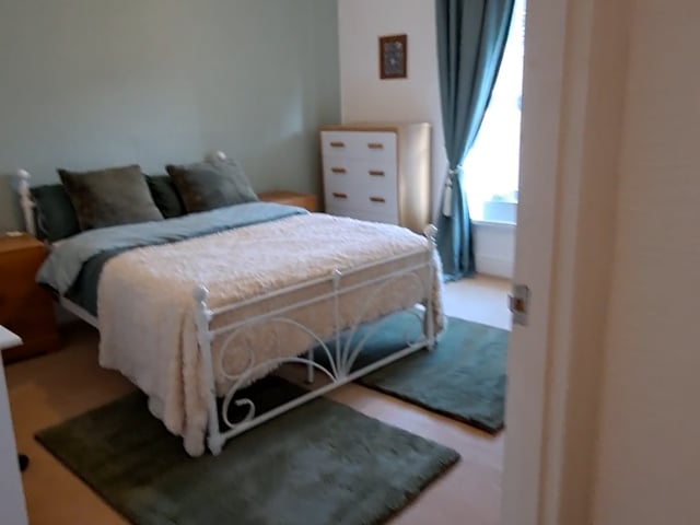 One large sunny furnished, serviced double rooms. Main Photo