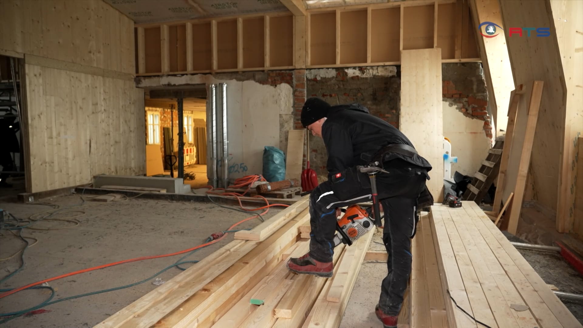 hoeher-mit-holz-lokalaugenschein-bei-der-groessten-holzbaustelle-der-landeshauptstadt