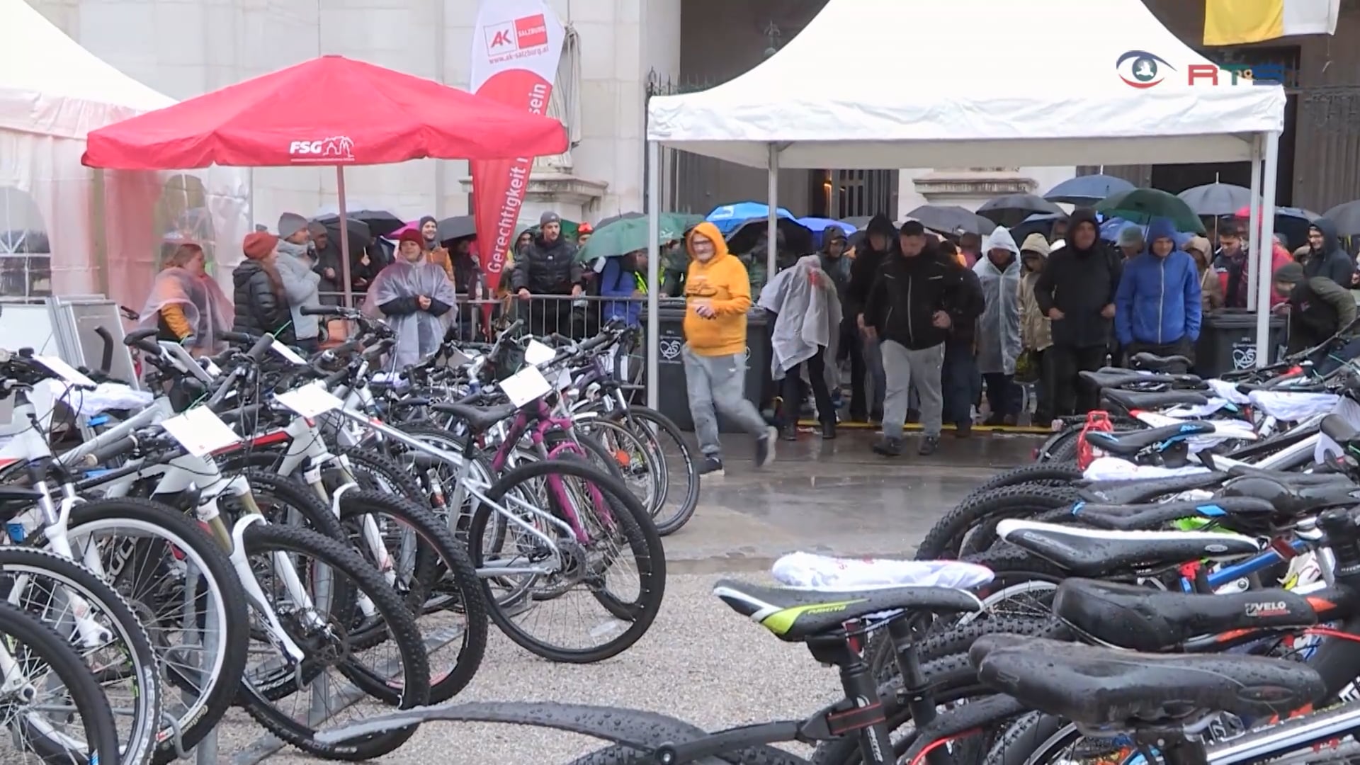 radfruehling-ansturm-auf-gebrauchte-drahtesel-trotz-regenwetter
