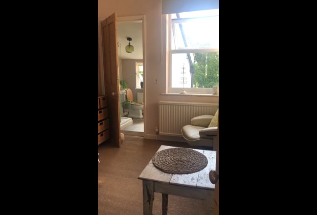 Lovely bright en-suite room with walk in shower  Main Photo