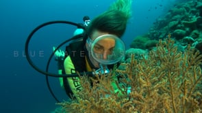 0544_scuba diver girl close up