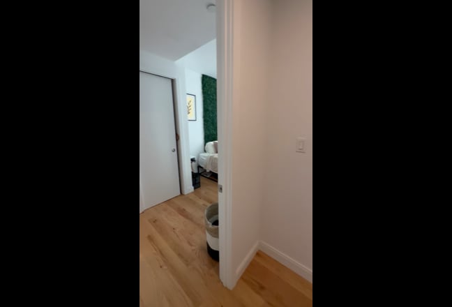 King Sized room w/PRIVATE bath and In-unit Laundry Main Photo