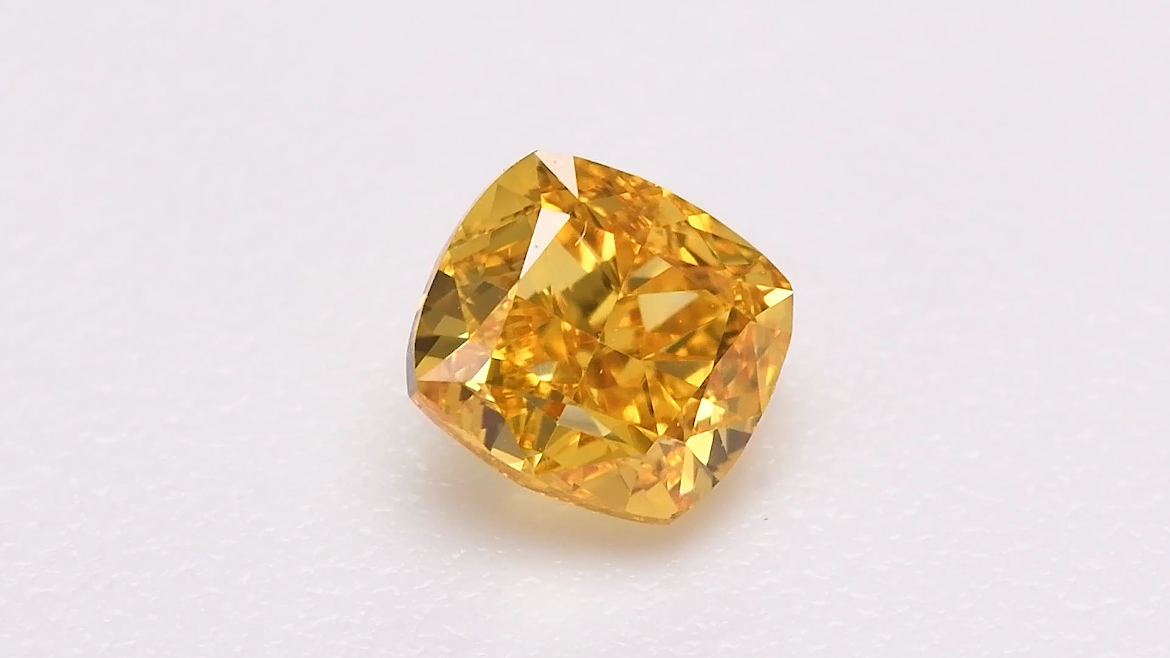 売れ筋介護用品も！ Vivid Fancy Carat 0.37 Orange GIA VS2 Diamond Cushion Yellow ダイヤモンド