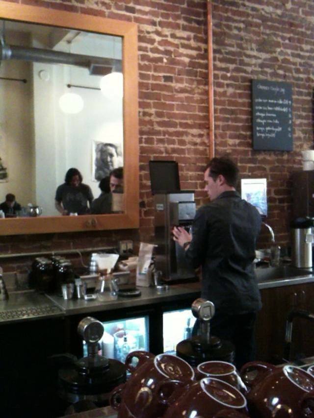 preparation for CHEMEX by David Stumptown Coffee Roasters on Vimeo