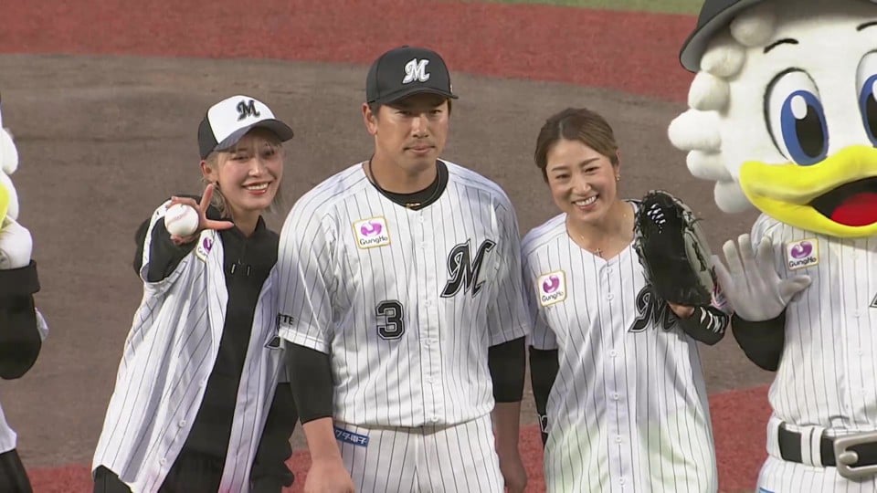 女子プロゴルファーの金田久美子さんと藤本麻子さんがファーストピッチセレモニーに登場!!  2023年4月25日 千葉ロッテマリーンズ 対 埼玉西武ライオンズ