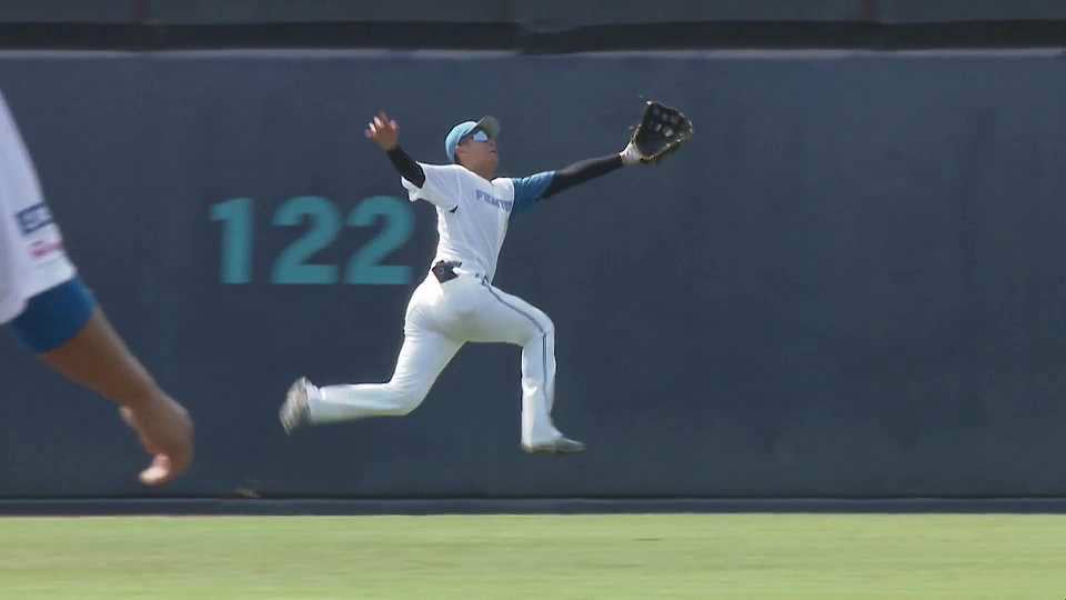【ファーム】守備で魅せる!! ファイターズ・阪口樂 センターへ抜けそうな当たりを好捕!!  2023年4月28日 北海道日本ハムファイターズ 対 読売ジャイアンツ
