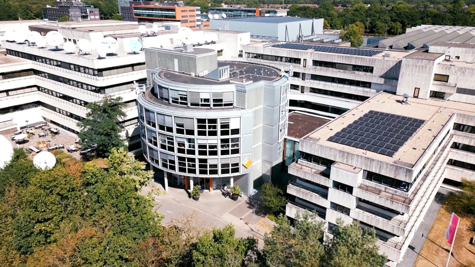 Video afspelen "Drone video | NPO - Drone shots bedrijfsfilm Hilversum (2022)"