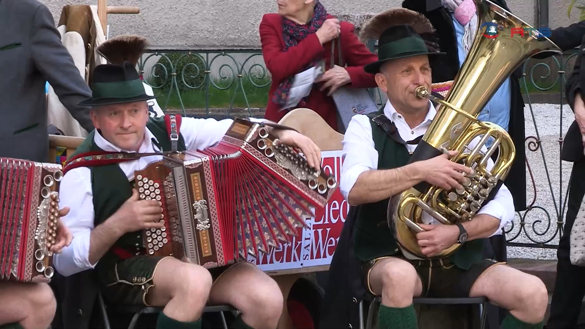 musikanten-am-residenzplatz-salzburger-volksmusik-belebt-die-altstadt