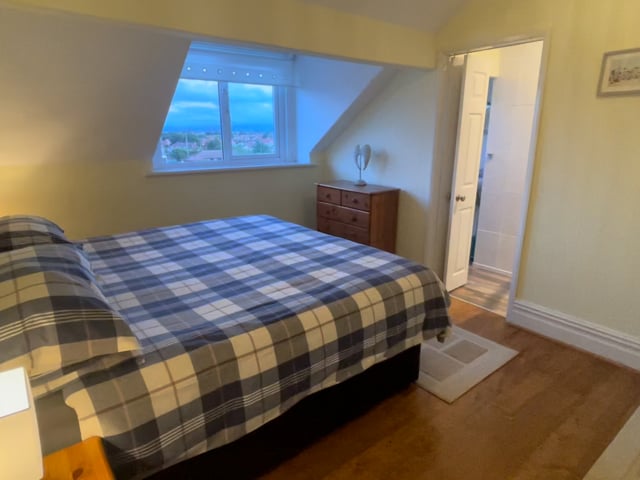Professional short stay ensuite by the beach Main Photo