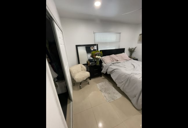  Room and private bathroom in great house w/ pool Main Photo