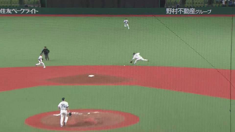 【5回表】ライオンズ・外崎修汰 抜けそうな打球を逆シングルで好捕しジャンピングスロー!!  2023年5月2日 埼玉西武ライオンズ 対 北海道日本ハムファイターズ