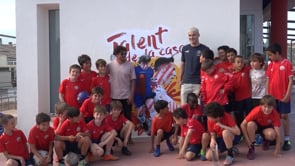 La sorpresa de Valery a l'Escala amb motiu del seu centenar de partits