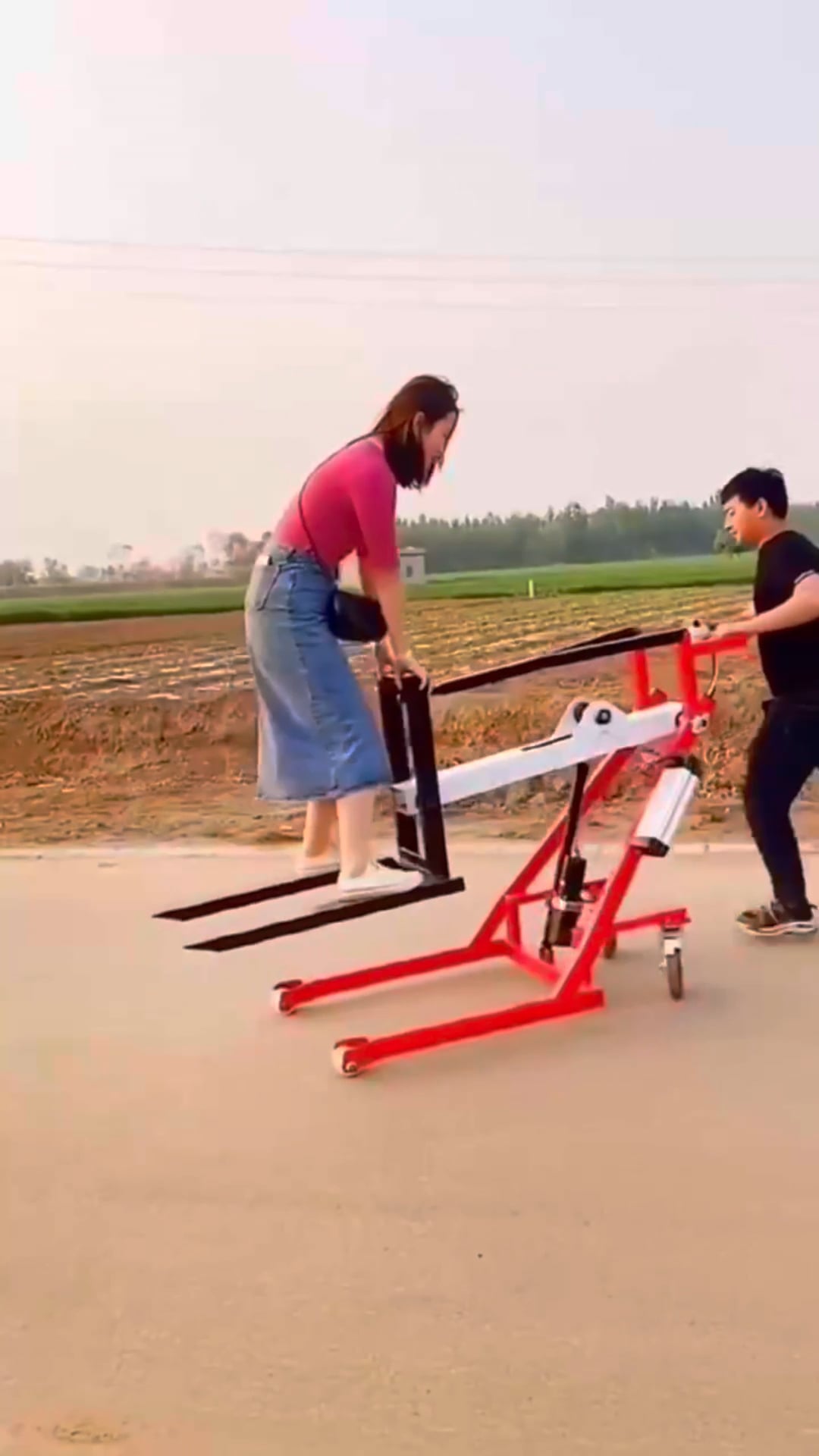 Portable Self Loading Manual Forklift on Vimeo
