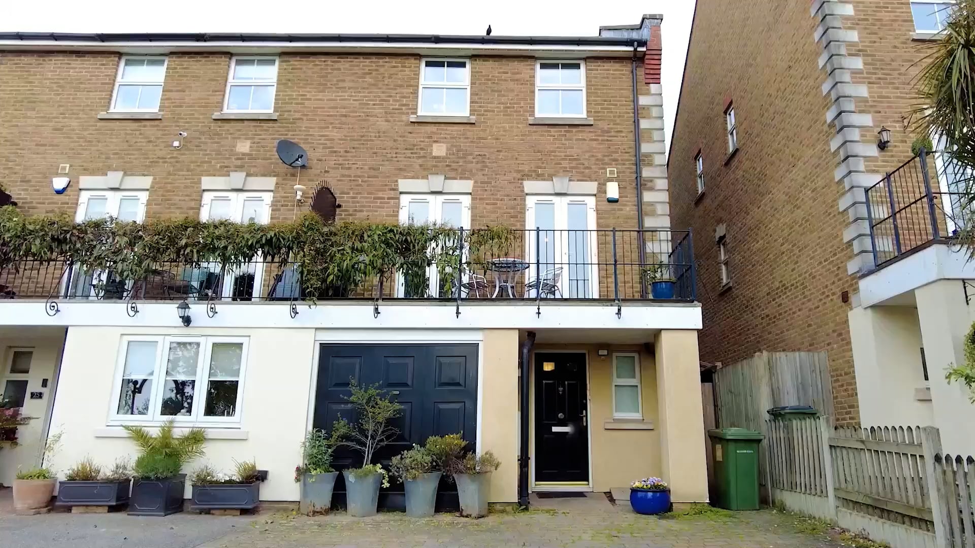 Quick Sneak Peek of Barlow Drive, London, 4 bedroom Mid Terraced House