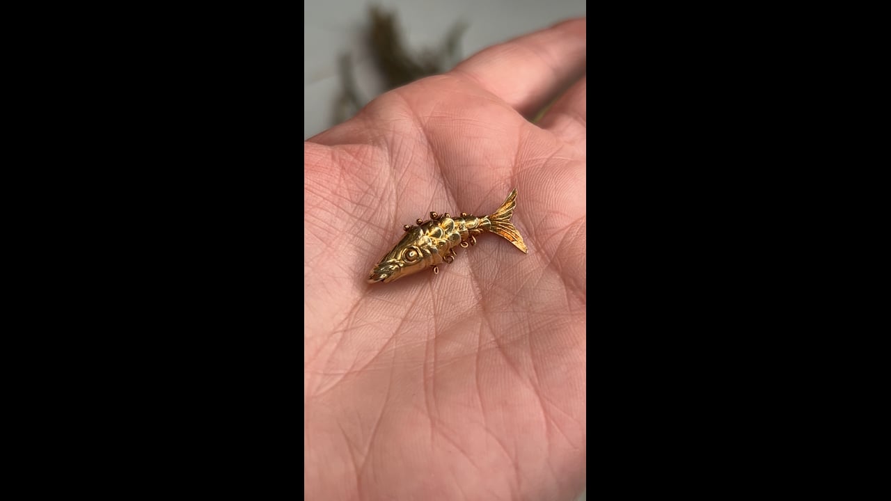 ヴィンテージ　14K　14金　ゴールド　魚チャーム　ジュエリー Vintage Mid-Century Koi Fish Pendant in 14k Yellow Gold – Filigree