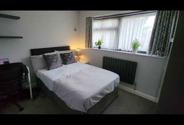 Clean and Modern En-suite Double Room in Northolt Main Photo