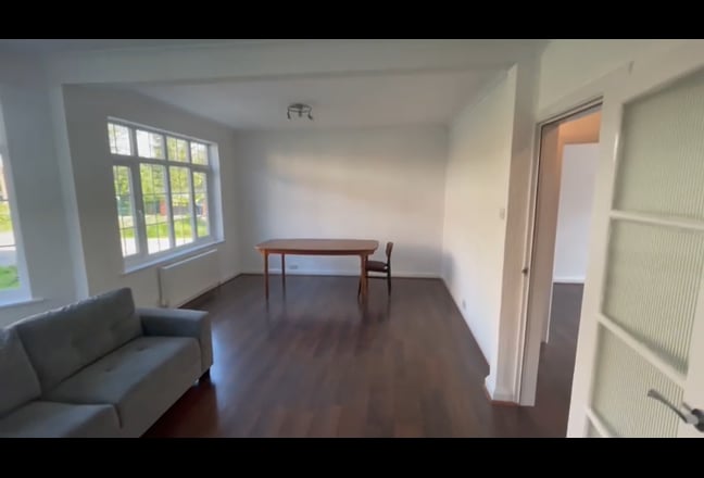 Large 4 bedroom - 3 bathroom flat in North Finchle Main Photo