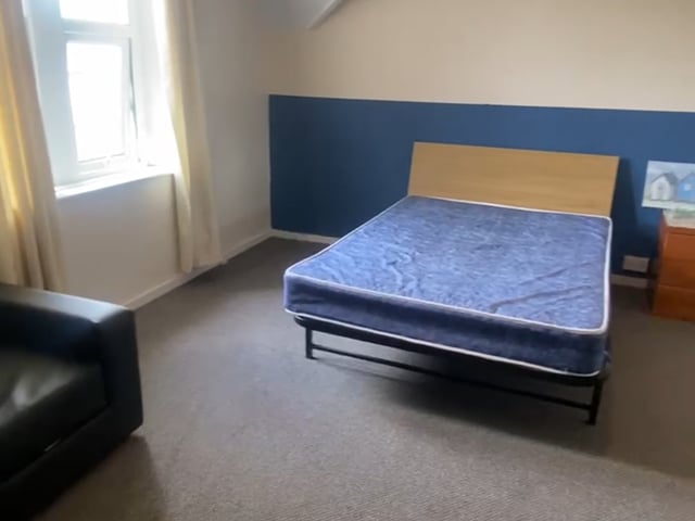 1 large room available in uplands  Main Photo